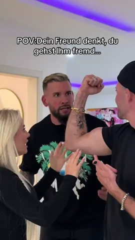 A post by @marie_tammo on TikTok caption: Damit hat Er nicht gerechnet😂😬!!! @Roman und Daniel Nawrot 🩷 #viral #fürdich #foryoupage #fy #fyp #funnyvideo #couplecomedy #comdey 