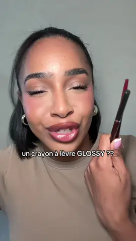 A post by @yanissasurtiktok on TikTok caption: @maccosmetics a sorti le 1er crayon GLOSSY 😱 Lipglazer = précision + brillance, je valide fort ! Mes combos : 💜 Nightmoth + Casual 🍑 Root For Me + Aesthetic Jamais vu ça, c’est trop lourd. #MACLipglazer #MACCosmetics #GlossyLips #maccosmeticsfrance