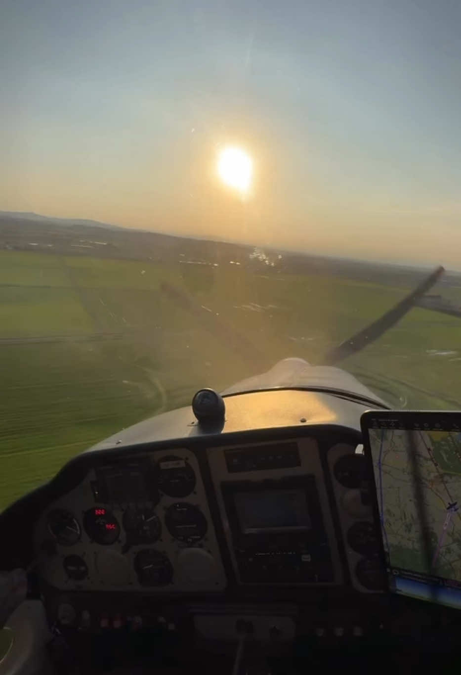 A post by @xavi.caballol on TikTok caption: Qué difícil conformarse con vivir abajo cuando has vivido ahí arriba.  #vida #volar #avion #vistas #viajar #piloto #ulm #aviacion