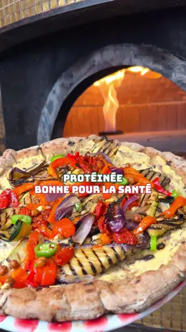 A post by @dr.jimmy.mohamed on TikTok caption: Pizza protéinée - pâtes aux 5 céréales tournesol, seigle, lin, orge, sésame et blé. Base : houmous. Légumes rôtis aubergines, courgettes,poivrons, oignons, pois chiches, piments ! 
