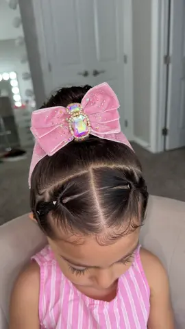 A post by @eliesparzaa on TikTok caption: Ella quería peinado de princesa!! 🎀✨🌸