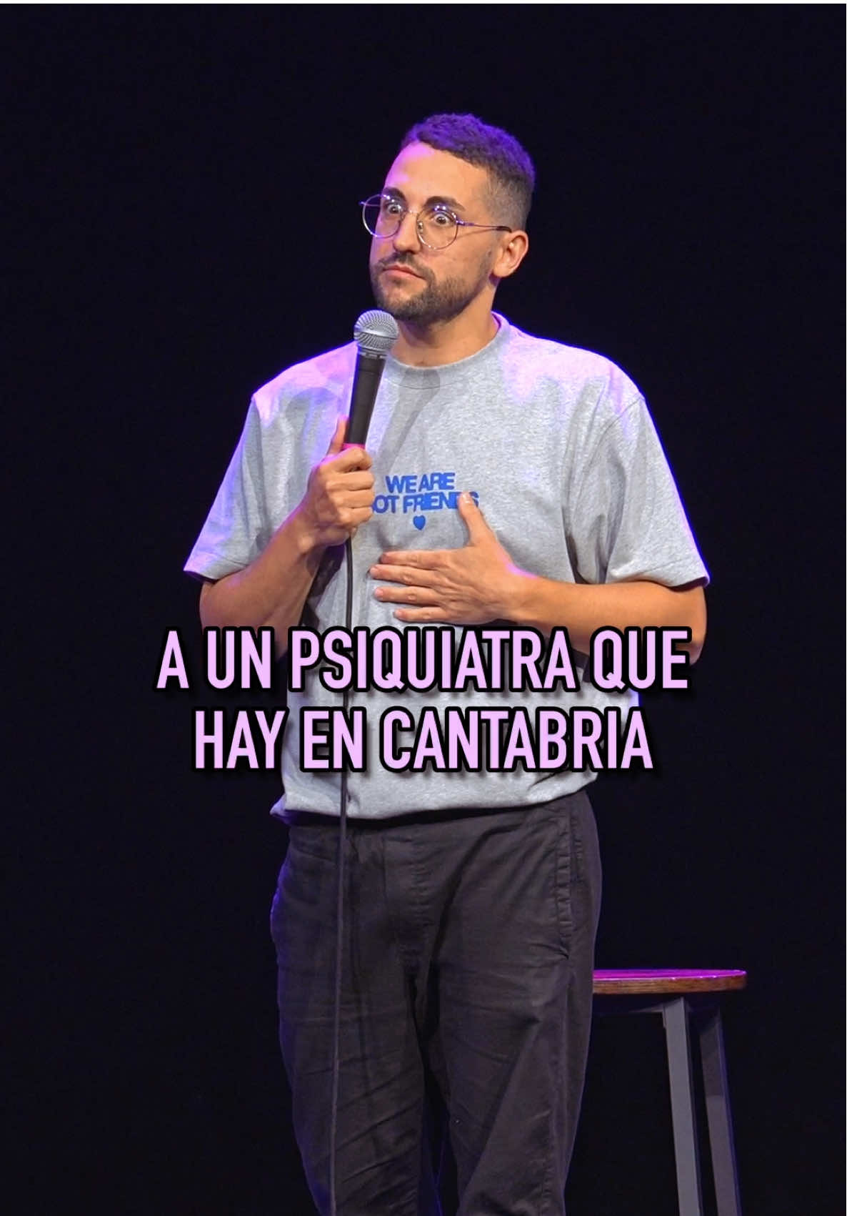 A post by @galdervaras on TikTok caption: Igualitos que mis padres 🥲 #standup #monologo #comedia #standupcomedy #crowdwork 