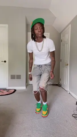 A post by @therealjenncarter on TikTok caption: disney knees on em