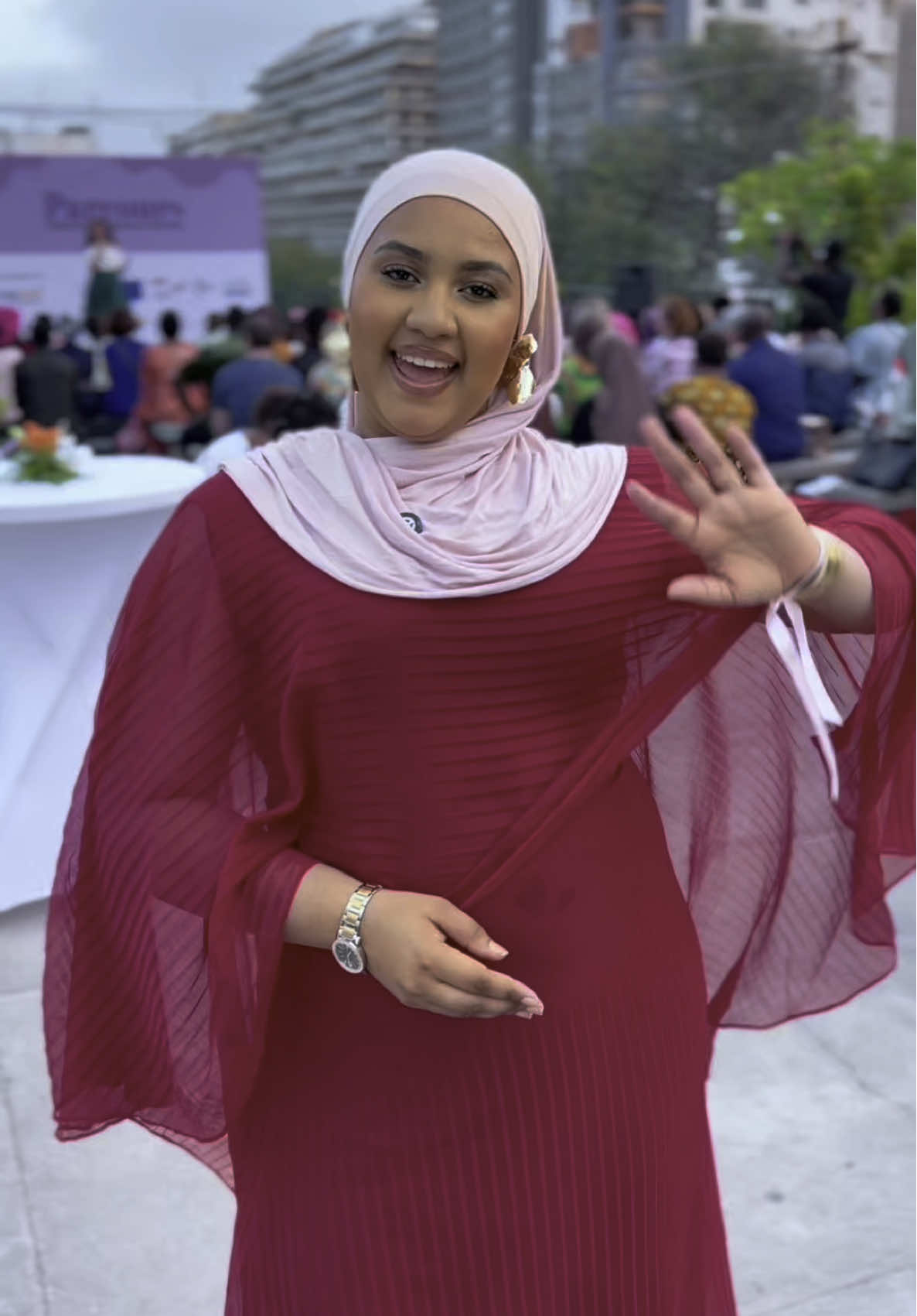 A post by @faynaraa on TikTok caption: 🎙️ Elles osent. Elles créent. Elles inspirent. Lors du lancement du podcast PARCOURS, je suis allée à la rencontre de femmes qui changent les règles du jeu. Leurs conseils ? Bruts, puissants, essentiels 🔥 👇🏾 Et si tu mentionnais une femme qui se bat chaque jour pour ses rêves, qui ne lâche rien 💯 Retrouvez plus d’infos sur parcours dans mon Linktree bio ==> section Union Européenne au Sénégal ➡️ Et abonne-toi à @parcours_podcast pour découvrir la suite ! #DajeAndGagner #UEauSenegal #ParcoursPodcast #EntrepreneuriatFeminin #entreprendreausenegal 