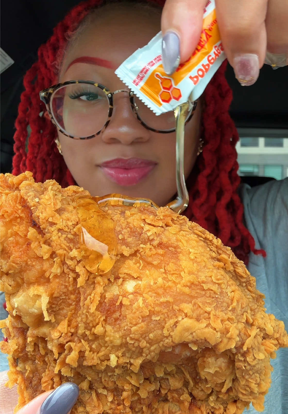 A post by @kie_eats on TikTok caption: @Popeyes Fried Chicken Mukbang 🍗  spicy chicken, gravy, mashed potatoes, mac & cheese & jalapeños! Popeyes Mukbang sweet heat and blackened ranch #popeyes #asmr #mukbang #popeyesmukbangs #mukbangs        
