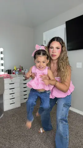 A post by @eliesparzaa on TikTok caption: Nosotras cada le dicen algo a Navany!! 💅😘