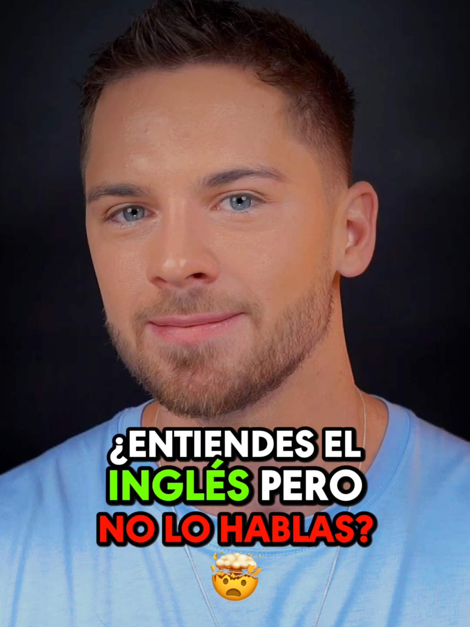 A post by @kaleanders1 on TikTok caption: Esta es la razón por la que aún no hablas inglés. 👇🏻⁣ ⁣⁣ Ya entiendes cuando lo escuchas...⁣ Y esa es una buena señal. ⁣ ⁣⁣ Pero, ¿por qué todavía te estancas en tus conversaciones?⁣⁣ ⁣⁣ Simple...⁣⁣ ⁣⁣ 🚫 No estás escuchando ni poniendo en práctica lo suficiente...⁣⁣ 🧠 Sigues traduciendo todo en tu mente...⁣⁣ ⁣⁣ Y por eso te bloqueas.⁣ ⁣⁣ ¿La solución?⁣ ⁣⁣ Consumir MÁS contenido en inglés que puedas entender.⁣⁣ ⁣⁣ ¡Es causa y efecto, chicos!⁣⁣ ⁣⁣ Mira el video completo y lo entenderás todo. 😉⁣⁣ ⁣ ¿Te pasa esto cuando intentas hablar? ⁣ ⁣ Cuéntamelo en los comentarios. ⬇️⁣ #ingles #aprendeingles #cursodeingles #inglesonline #clasesdeingles #kaleanders