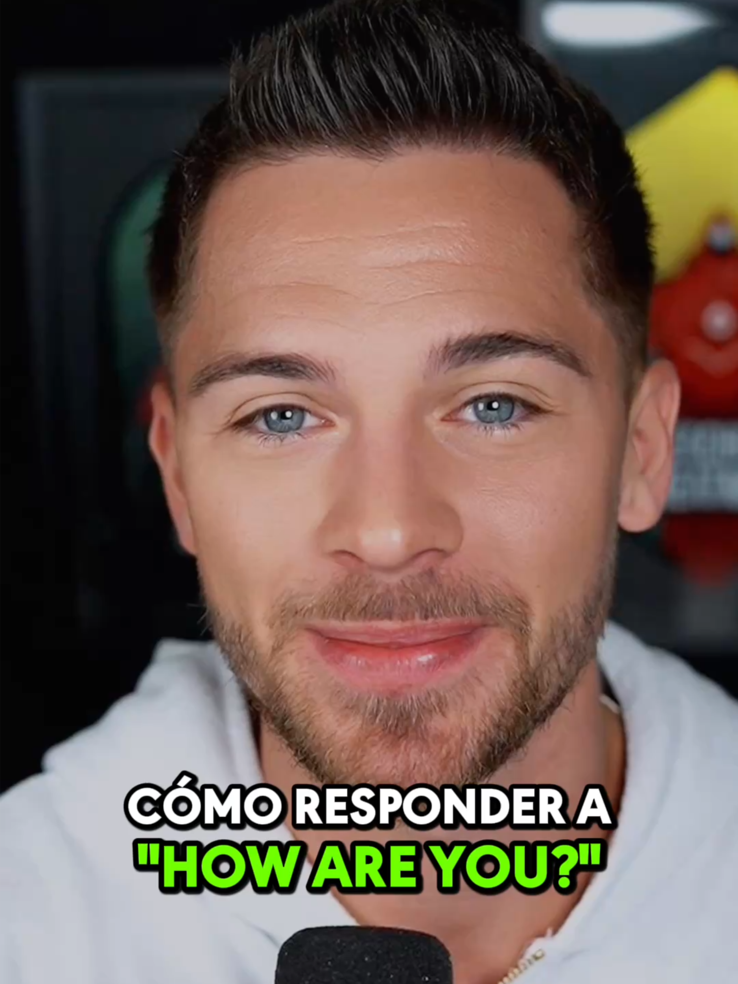 A post by @kaleanders1 on TikTok caption: Lo que NUNCA debes decir cuando te preguntan “How are you?” en inglés.⁣ ⁣ ¿Todavía respondes “Fine, thank you” cuándo te preguntan cómo estás? 😬⁣ ⁣ Si esa es tu respuesta automática... es momento de actualizar tu inglés.⁣ ⁣ Mira, nunca escucharás a un nativo decir eso… y si tú lo haces, suenas robótico y muy limitado...⁣ ⁣ Mejor usa frases naturales como:⁣ ⁣ 🗣️ Not bad. How about you?⁣⁣⁣ 👉🏻 Nada mal. ¿Y qué tal tú?⁣⁣⁣ ⁣ Hazlo si no quieres sonar... ⁣⁣ ⁣ ❌ Repetitivo. ⁣⁣ ❌ Con un bajo nivel de inglés.⁣⁣ ⁣ Usar este tipo de vocabulario te ayuda a hablar con más seguridad y a que te entiendan mejor.⁣ ⁣ ¿Cuál vas a usar la próxima vez que te pregunten “How are you”?⁣ ⁣ Te leo. 👀⁣ #vocabulary #ingles #aprendeingles #cursodeingles #inglesonline #clasesdeingles #kaleanders