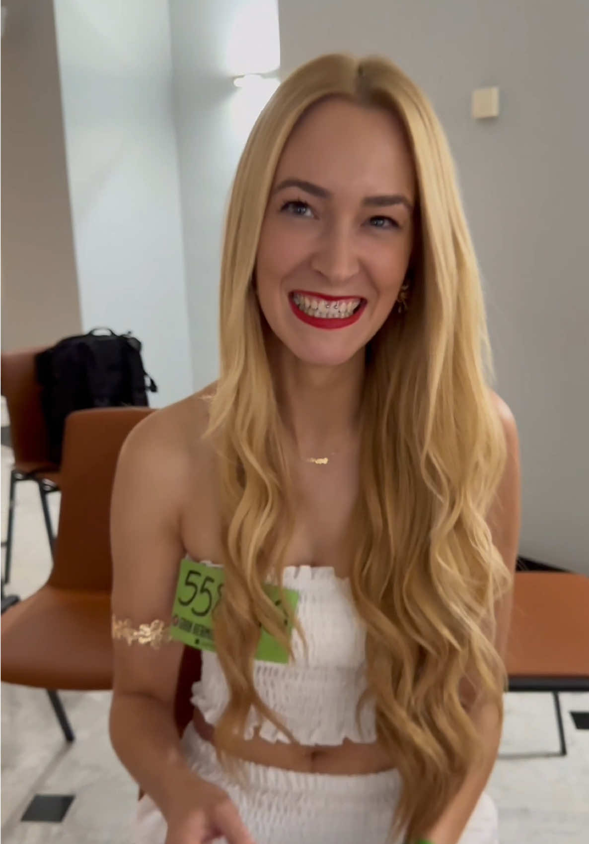 A post by @ghoficial on TikTok caption: La caja misteriosa no perdona… ¿Te atreverías tú a coger un papel?🫢✨ #CastinGH #GranHermano 