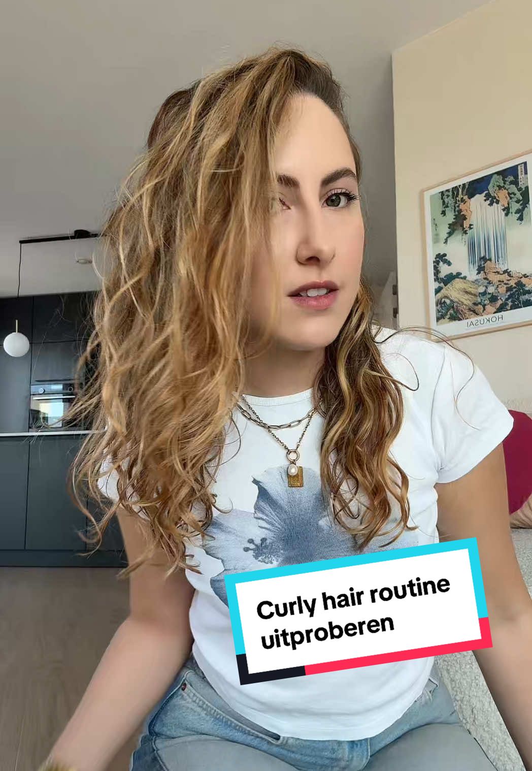 A post by @bokado on TikTok caption: Een uur mee bezig geweest, maar dan heb je ook wat 🌊 #curlyhairroutine #curls #hair 