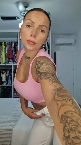 A post by @inma_576 on TikTok caption: Sé que quieres pelear🙈🩷#felizjueves 🍒