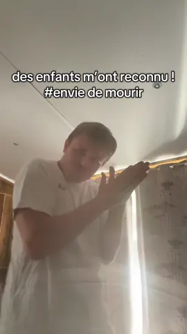 A post by @cebonvieuxarthur on TikTok caption: Bonjour tiktok ! comment vas-tu en cette belle journée du mois de juillet il fait chaud non haha ? Aidez-moi, je cherche à tout prix à m’évader de cette prison spirituelle que l’on appelle la vie du fait de ses méfaits et de son ingratitude qu’elle me porte à chacun des jours qui passent. Chaque heure creuse l’écart avec ma liberté, chaque seconde me semble une éternité. Et malgré tout ça, je me suis accroché. J’ai fait ce que j’ai pu, j’ai gardé les gens qui me sont chers, j’ai écarté ceux qui me coûtaient cher. Alors à quoi bon ? Si la vie ne m’aide pas, pourquoi devrais-je continuer à y croire ? #gamberge #pourtoi 