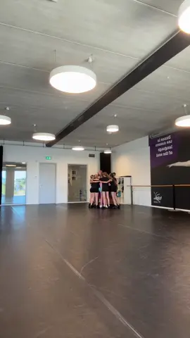 A post by @dansjufsharon on TikTok caption: Ga jullie missen lieverds! ❤️🥺 #fy #fyp #voorjou #preteenage 