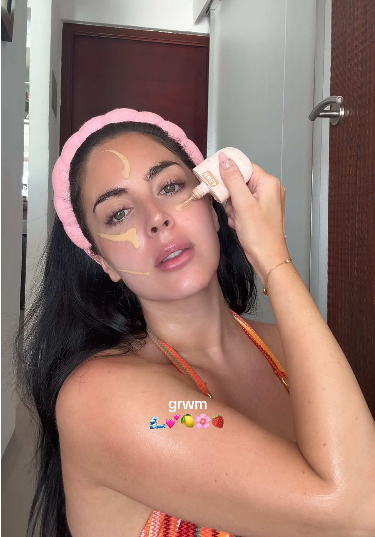 A post by @cinziazullo on TikTok caption: the glow the @Vaseline Gluta-Hya serum lotions gives is insane💕🌊🌸🫶🏼 for the most dewy skin💕🫶🏼🍋🍓🌸ad