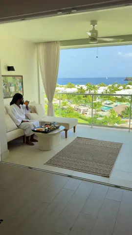 A post by @summerreignhenning on TikTok caption: Good morning from St. Vincent ⛰️☀️🥯🍳