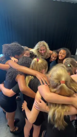 A post by @dansjufsharon on TikTok caption: Ga jullie missen dance move ❤️🥺 #fy #fyp #voorjou #dansjufsharon