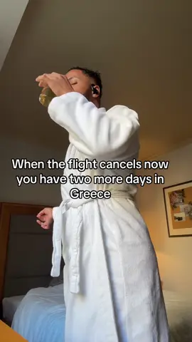 A post by @geonce_ on TikTok caption: Is the little things #fyp #travel #flightattendant #humor #cabincrew #dominicanos🇩🇴  #pericoripiao  #greece🇬🇷  #athens #aviation #cabincrew 