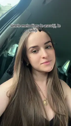 A post by @emyemilia801 on TikTok caption: Nu îmi demonstrez calitățile vocale ci doar îmi place melodia 🤗 #fypシ゚ #fyp #foryourpage 