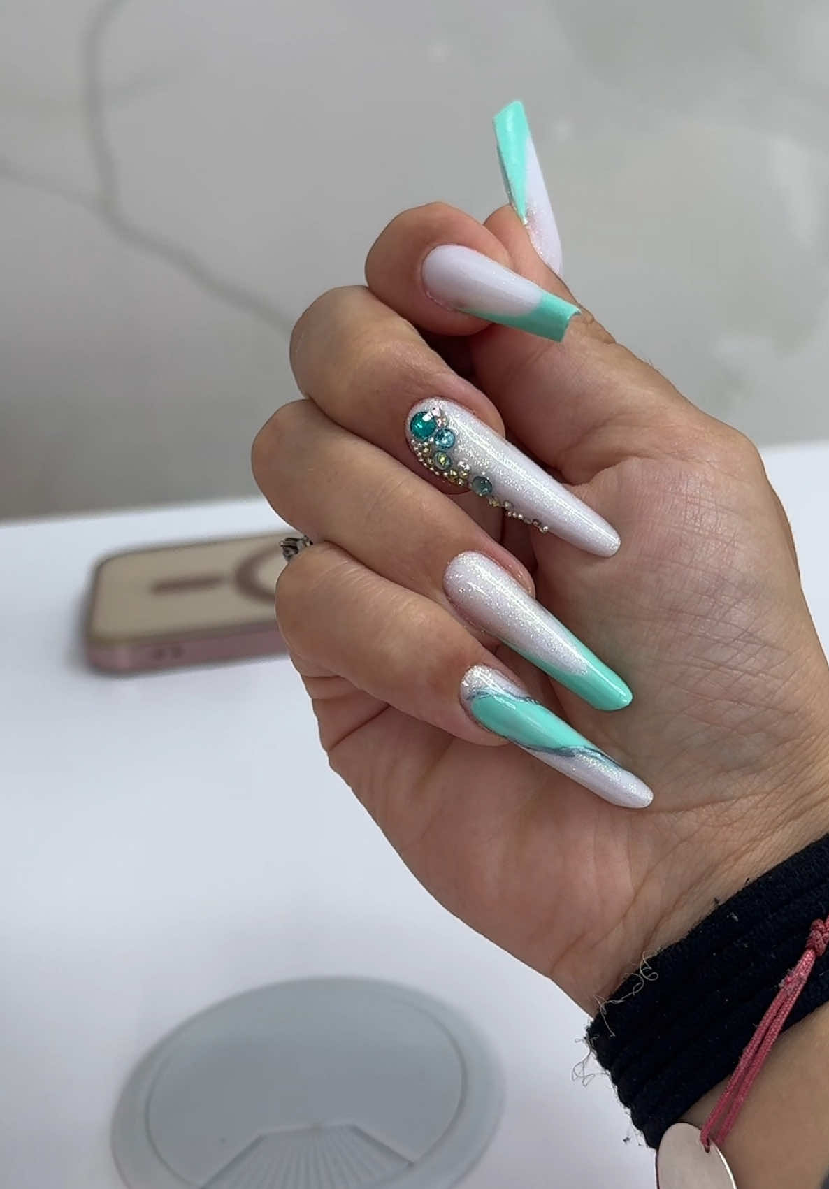 A post by @manutzuu_ on TikTok caption: Ne vedem și pe Insta: Manutzuu❤️ #fyp 