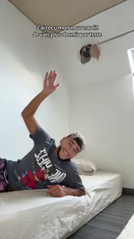 A post by @illyeskays on TikTok caption: Je vais enfin pouvoir dormir dans un lit !!! 😮‍💨😮‍💨 Le lit vient de chez @LUXOR MEUBLE mon fidèle fournisseur depuis mon ancien appartement 🫶🏽  Produit offrt ✨ #demenagement #home #room #chambre #new #lit #bed #fyp 