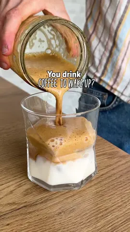A post by @fitgreenmind on TikTok caption: SHAKEN ESPRESSO ☕️  You also wake up to drink coffee? Then make this “brown sugar cinnamon espresso freddo” or I like to call it CINNAMON ROLL FREDDO!🤭 (Yes, I’ve been having that everyday in summer🥹). RECIPE (1 serving, 5min prep time): -1 shot of espresso -1 Tsp brown sugar -cinnamon  -a pinch of salt Mix everything in a tall, sealable glass. -a big handful of ice cubes Lid on and shake REALLY WELL for 2-3mins. Serve in a glass, optionally with a milk of your choice and enjoy!😌 - SHAKEN ESPRESSO ☕️ Ihr wacht auch nur auf, um Kaffee zu trinken? Dann mach dir diesen „Brown Sugar Cinnamon Espresso Freddo“ – oder wie ich ihn nenne: CINNAMON ROLL FREDDO! 🤭 (Ja, ich trinke den aktuell jeden Tag 🥹) REZEPT (1 Portion, 5 Min Zubereitungszeit): * 1 Shot Espresso * 1 TL brauner Zucker * Zimt * eine Prise Salz Alles in ein hohes, verschließbares Glas geben. * Eine große Handvoll Eiswürfel dazu Deckel drauf und dann: Schütteln was das Zeug hält (so 2-3 Minuten lang) In ein Glas füllen, optional mit Pflanzenmilch deiner Wahl genießen 😌 #quickrecipes #quicksnacks #easyrecipes #easyveganrecipes #frappe  