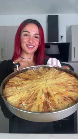 A post by @su_ice_ on TikTok caption: Fli ❤️ Auch wenn mich die Zubereitung quält, es schmeckt einfach unnormal lecker 😋  Zutaten für den Teig: 1kg Mehl, 1,5 Liter Wasser und 1-1,5EL Salz. Zutaten für die Füllung: 400gr Schmand, 400ml Sahne, 150gr Butter und 1 EL Salz. Das wird durchgehend bei 250 Grad Oberhitze auf der höchsten Schiene gebacken. Bei der letzten Runde hab Ich es auf die mittlere Schiene genommen und bei 200 Grad für 20 Minuten gebacken. Viel Spaß beim nachmachen, auch wenns kein Spaß macht gegen Ende, es lohnt sich einfach 😊 #Foodtrend #foodies #rezept #fli #trend #food #recipe 
