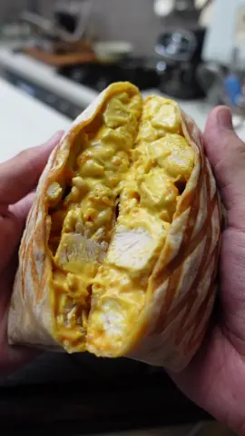 A post by @seizemay on TikTok caption: Tu dois choisir entre un Tacos et un Burger ? 🍔🤤 #tacos #burger #recette #recettefacile 