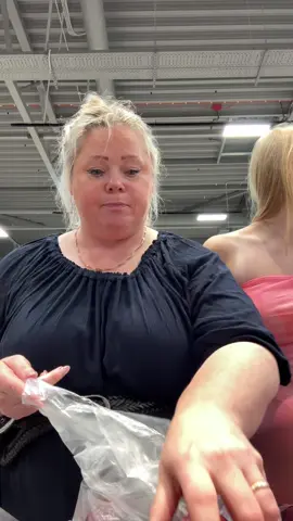 A post by @karina2you on TikTok caption: Es ist nie zu recht#probierenmitkarina #maskiergang #probiersen 