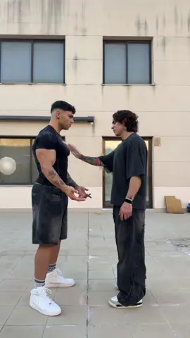 A post by @andoonig on TikTok caption: mientras tanto andoni y belcast…