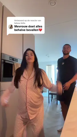 A post by @ on TikTok caption: Antwoorden op @𝐒𝐞𝐥𝐞𝐧𝐚 𝐒𝐞𝐥𝐢𝐧 Ik zie wel dat z’n benen stiekem omhoog gaan