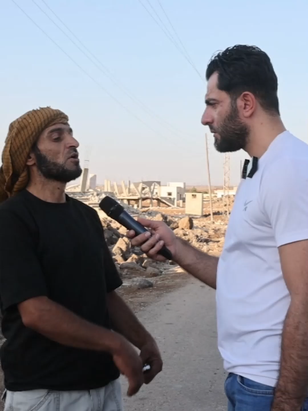 A post by @jamil_alhasan on TikTok caption: عائلات من العشائر تروي التفاصيل وحركة نزوحها في ريف السويداء
