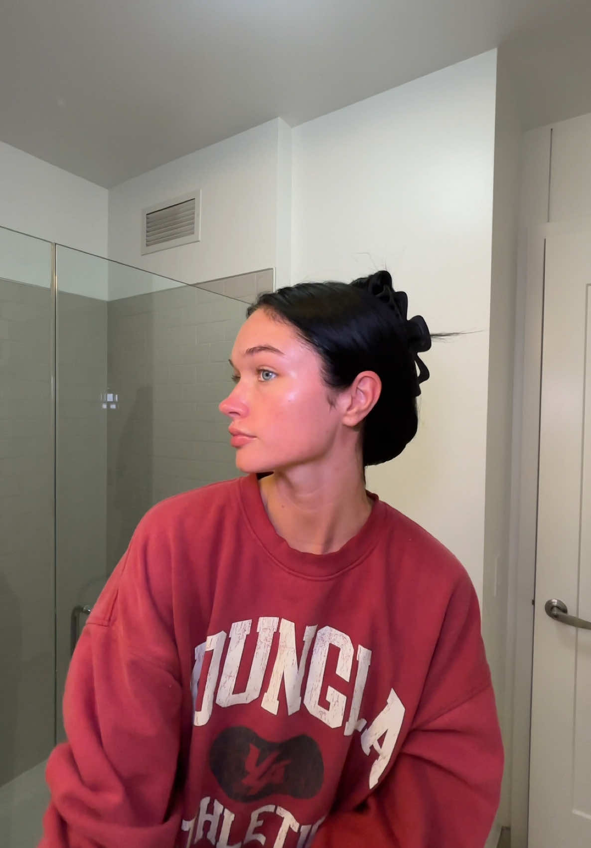 A post by @sig on TikTok caption: The best feeling is being clean 🛁🙊 #morningroutine #Vlog #skincare @cocokind @LaRochePosayUS 