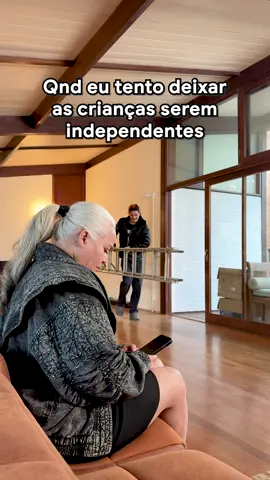A post by @jooj on TikTok caption: Nunca mais ela tenta KSKSKSKSKK 😂 a mãe de vocês deixa vcs serem independentes? #irmaosnatu  ib: @northvalleygrp 