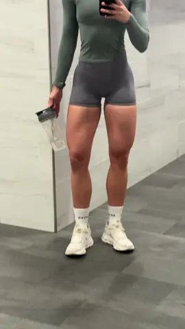 A post by @emmalanyi on TikTok caption: 100/10 lift today wow I’m so happy #fyp #dfyneathlete 