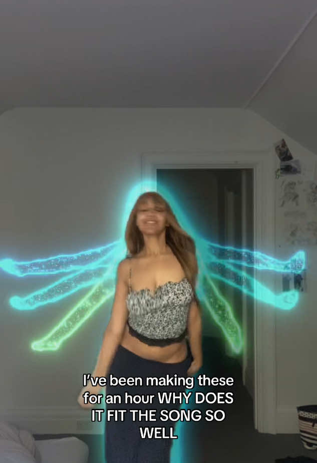 A post by @pinkpantheress on TikTok caption: it’s pure apple advert circa 2007 lawlll im too bored in my room rn #pinkpantheress #fancythat 