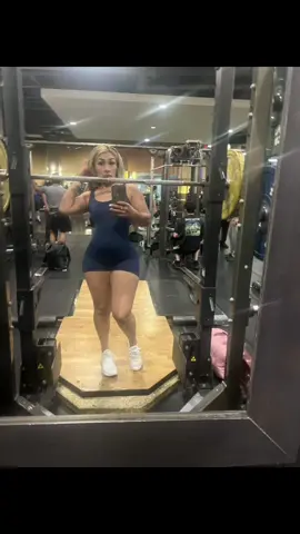 A post by @yadissz on TikTok caption: #gym #fypシ゚viral🖤video🤗foryou #solterayfeliz🖤 #sexy #laguera #GymLife #gymrat #goldsgym 