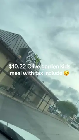A post by @kisssonbee on TikTok caption: Viral Olive Garden kids meal … they're so GOOD & perfect portion definitely recommend just without the broccoli #fyp #pasta #viral  #olivegarden  #kidsmeals 