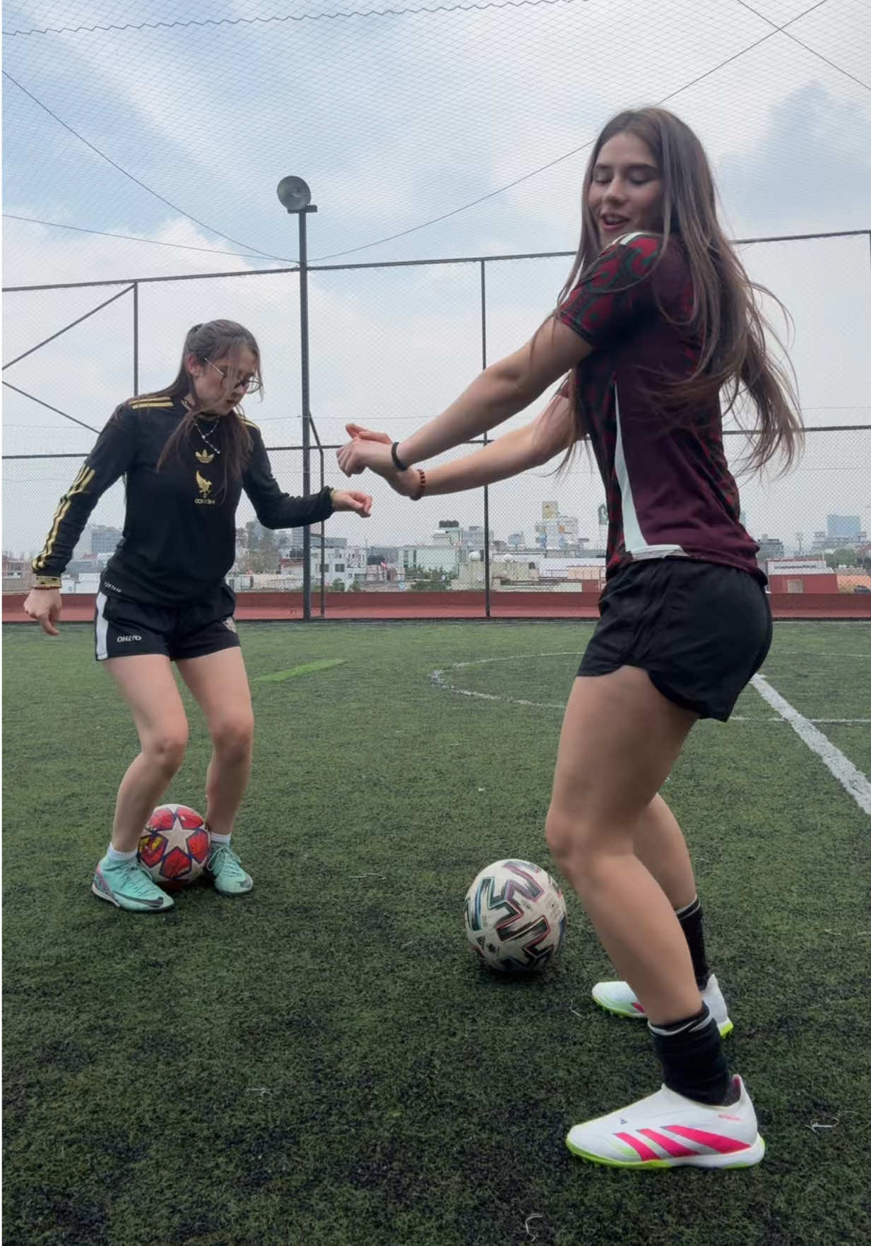 A post by @arayfer_ha on TikTok caption: Mueve ese balón 💃⚽️ #ArayFer #trend #dupla #dúo #balón #muevelo #futbol #fifas #cancha #mexicanas #selección #mujeres #chicas #dominadas #truco #coreografia #fakebody #tacos 