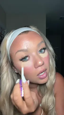 A post by @blondeandabaddie on TikTok caption: GRWME 💋💋💋