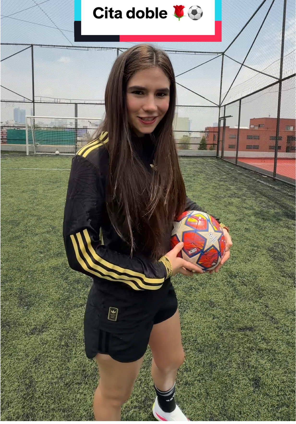 A post by @arayfer_ha on TikTok caption: Ahora tenemos una cita 😅🌹🌹 #travesaño #porteria #football #ArayFer #cita #travesaño #reto #cancha #tirolibre #balon #futbol #enemigo #traicion #hermanas #citadoble #cita #romantica #gemelas #chapulina  