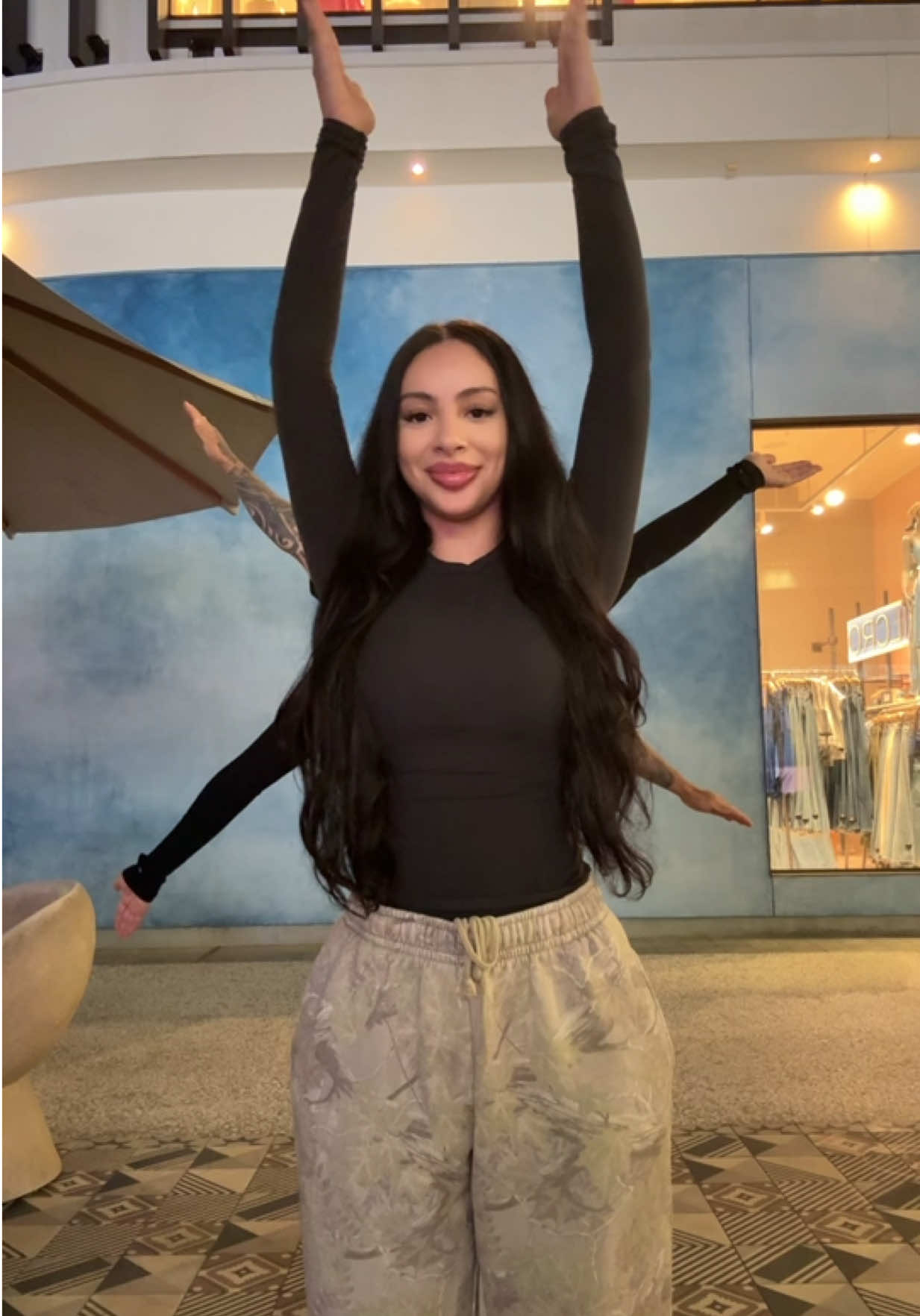 A post by @alondradessyyy on TikTok caption: @evelyn ariana ortiz 🧁 @Benny Soliven 