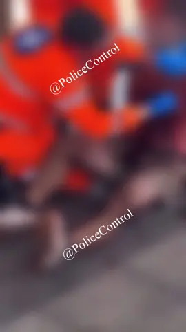 A post by @police.controll on TikTok caption: Turista aggredito per una collanina. Scene assurde in centro!” #polizia #carabinieri #notizie #cronaca #italia 