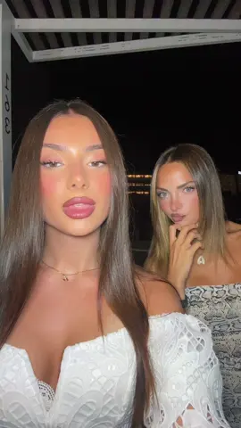 A post by @brisida on TikTok caption: fit check ultima sera a Magaluf 💖💖💘