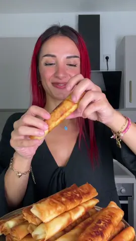 A post by @su_ice_ on TikTok caption: Sigara Böreği 😋 Ich lieb die Dinger einfach 🫶 #börek #Foodtrend #trend #cheese #yummy #easyrecipe #rezept 