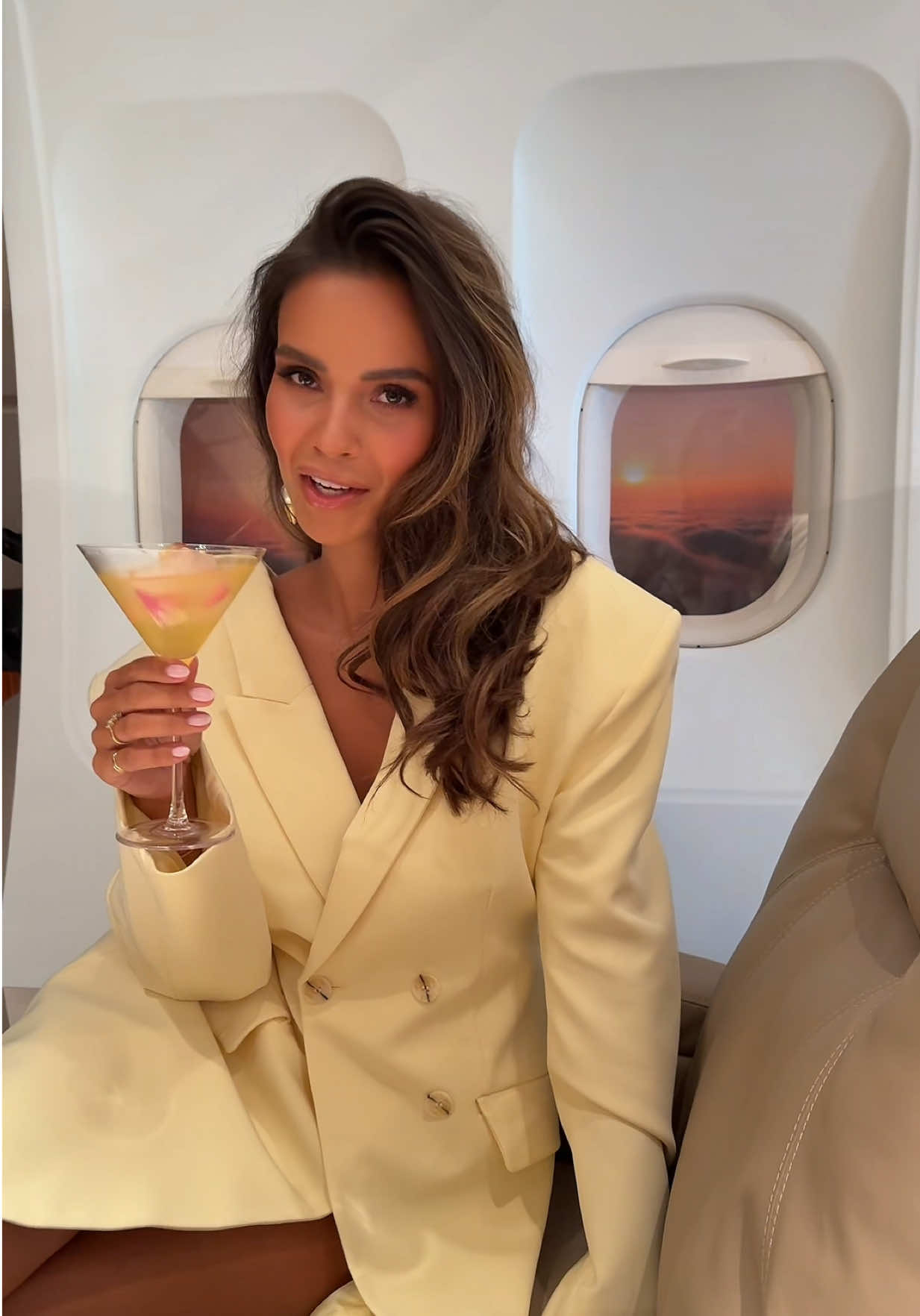 A post by @monicageuze on TikTok caption: Niks is wat het lijkt ladies & gents