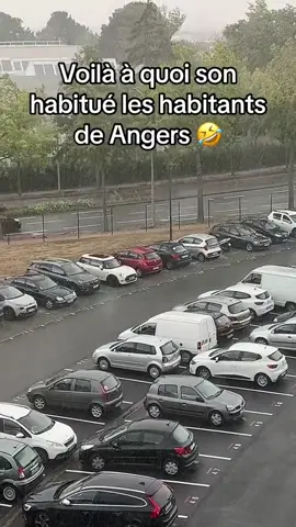A post by @dinnissa on TikTok caption: FUYEZ LE NORD 🤣😭🤣🤣🤣 on arrive dans le sudddddddd #angers #ete #pourtoi #nantes #lille #valencienne #villeneuvedascq #cambrai #maubeuge  #dunkerque #norddefrance #drole #vacancespluie 