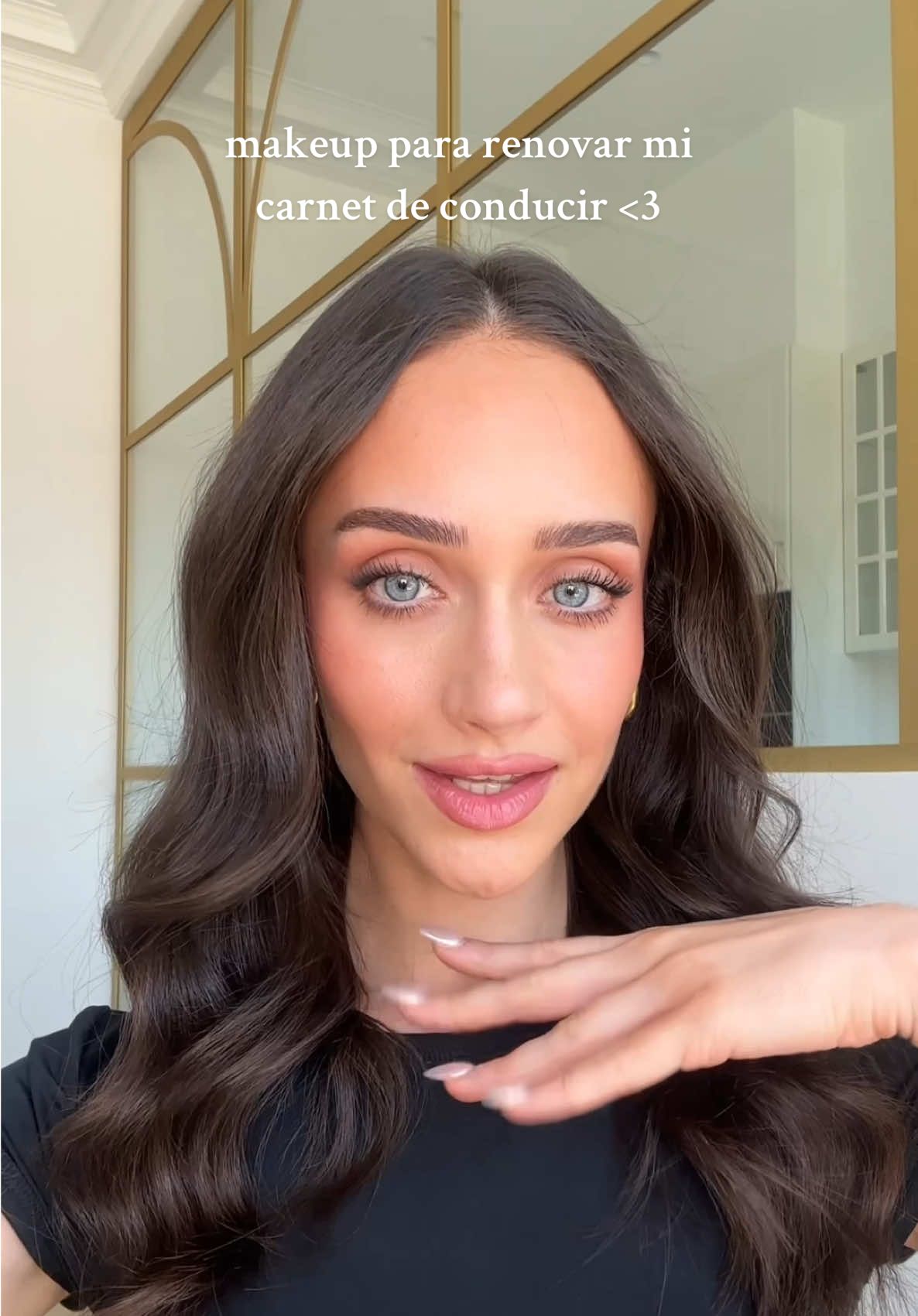 A post by @aliciarev on TikTok caption: makeup para renovar mi carnet de conducir 🚙🫰🏼 #makeup 