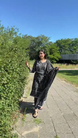 A post by @noureenafrosepiya22 on TikTok caption: 🖤❤️