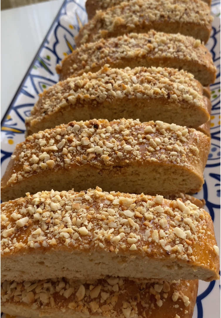 A post by @cuisine_11__facile on TikTok caption: Essayez pour le goûter ‼️😋 Ingredients : -3 œufs  -180g de sucre  -Zeste de citron  -Arôme vanille  -200ml d’huile de tournesol  -2càs de maïzena  -600g de farine  -1 sachet de levure chimique  -Confiture d’abricot  -Cacahouètes hachées et torréfiées  •Cuisson: 30min à 160 degrés  ##gouter #recettegouter #goutertime #recettesimple #recettefacile #recettesimple #cuisinefacile #cuisinetiktok #tiktokcooks #cooking #yummyfood #pourtoii #foryouu #explore #cupcut #frypgシ #tik_tok #CapCut 