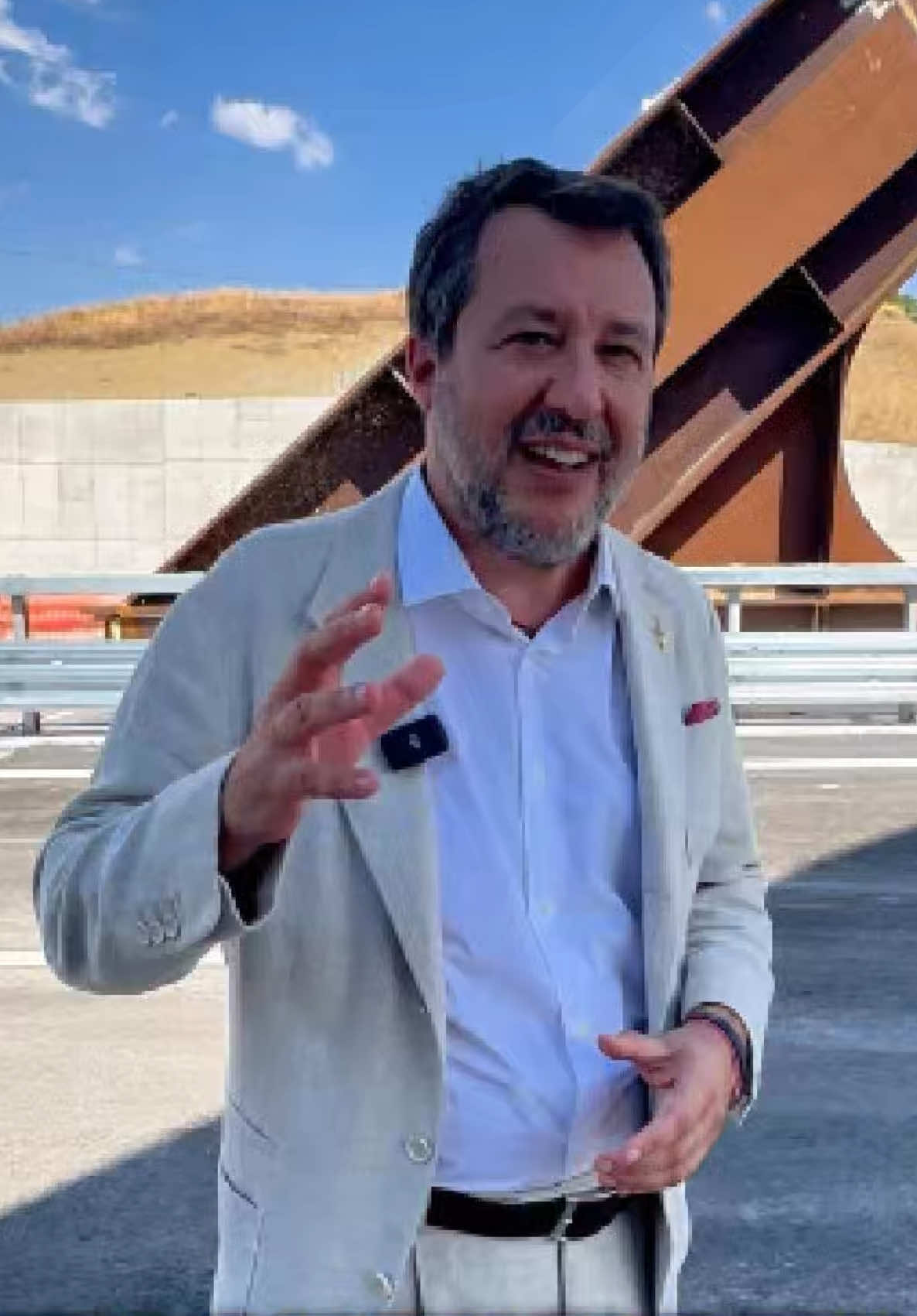 A post by @matteosalviniufficiale on TikTok caption: ✅ In Sicilia tra Caltanissetta e Agrigento, sulla Strada Statale 640 - che i siciliani conoscono bene, la cosiddetta “Strada degli Scrittori” - abbiamo inaugurato un nuovo viadotto, il ponte San Giuliano.  👉🏻 Grazie a questa infrastruttura e all'ammodernamento di 28 km della SS 640, realizzati da Anas, si perderà meno tempo, meno denaro, e si inquinerà di meno. Sviluppo, velocità, sicurezza, turismo. È una delle tante opere pubbliche che abbiamo accompagnato dopo troppi anni di fermo e di blocco: 22 miliardi di cantieri aperti in Sicilia, compresi 800 milioni di euro sottoterra per l’acqua, per gli acquedotti e le dighe. Avanti con l’Italia del Sì! 🇮🇹